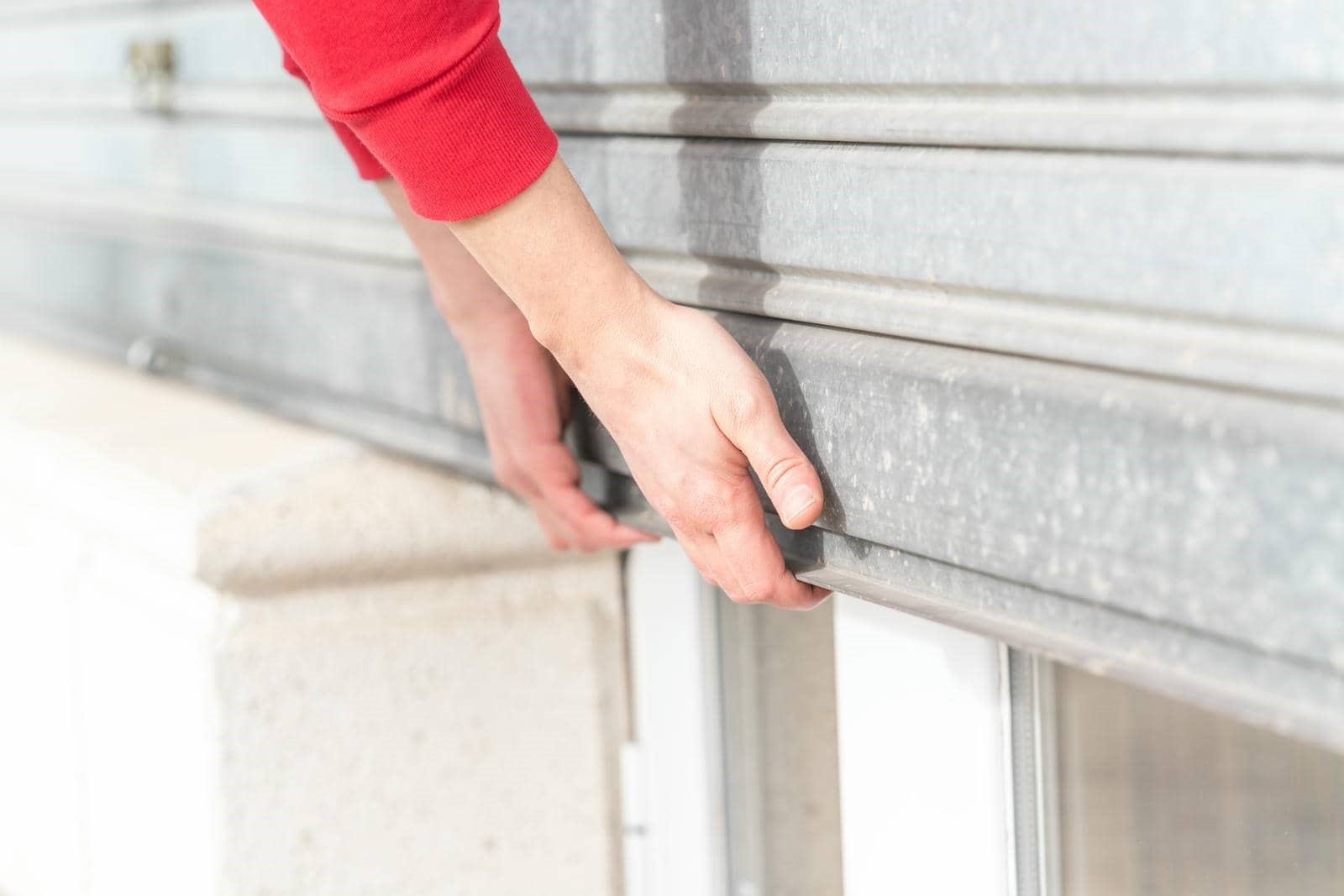 Hand adjusting garage door mechanism