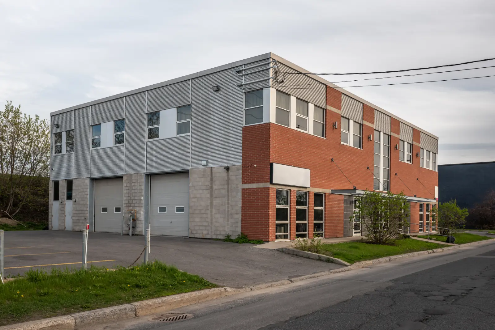 Amp up your curb appeal with a sleek and modern exterior. Ideal for commercial spaces. Upgrade with Garage Door Usage.